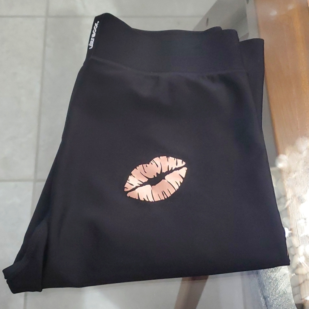 Ultracor Lips Make Out Print Leggings in Medium Size.